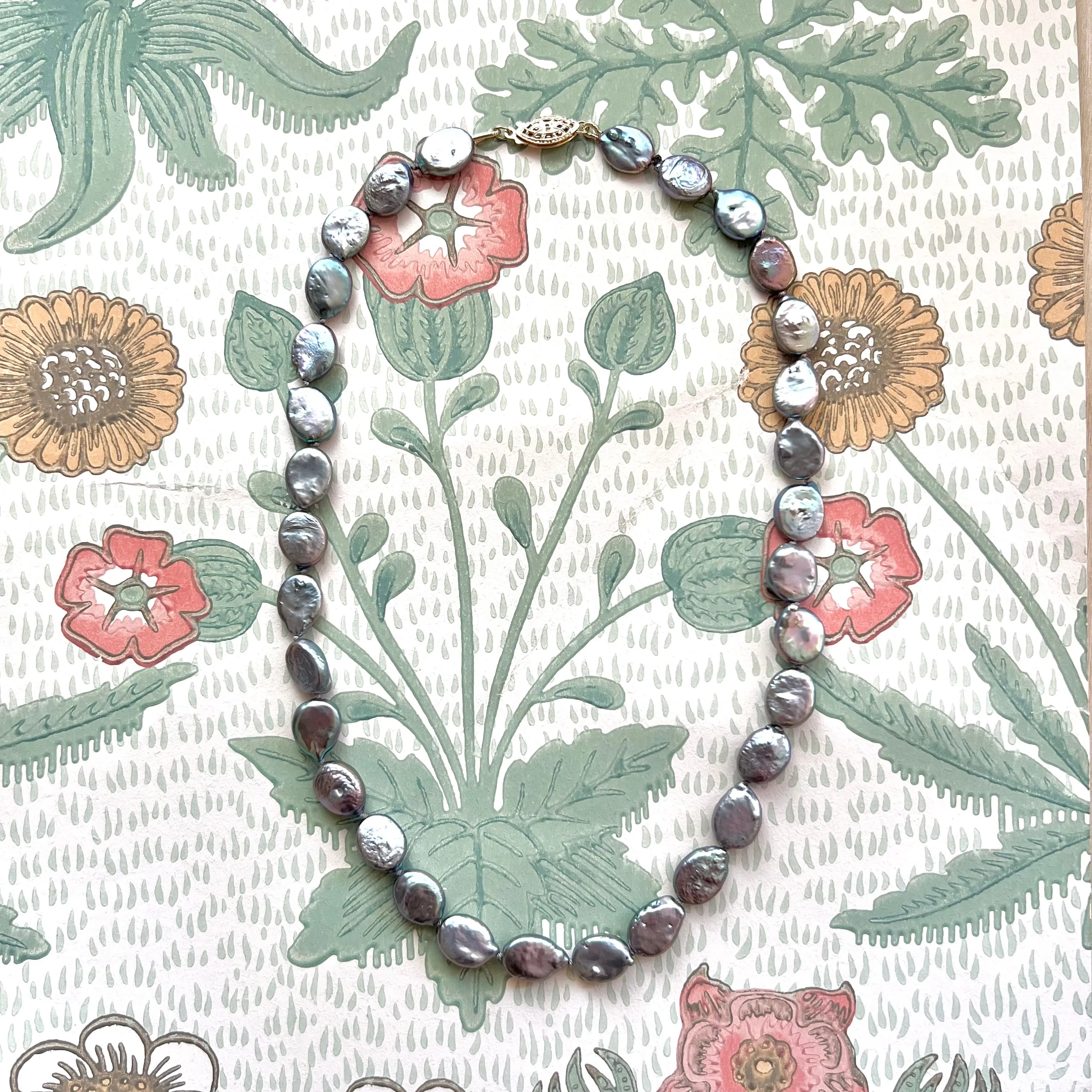 Dotter | Grey Oval Pearl Necklace