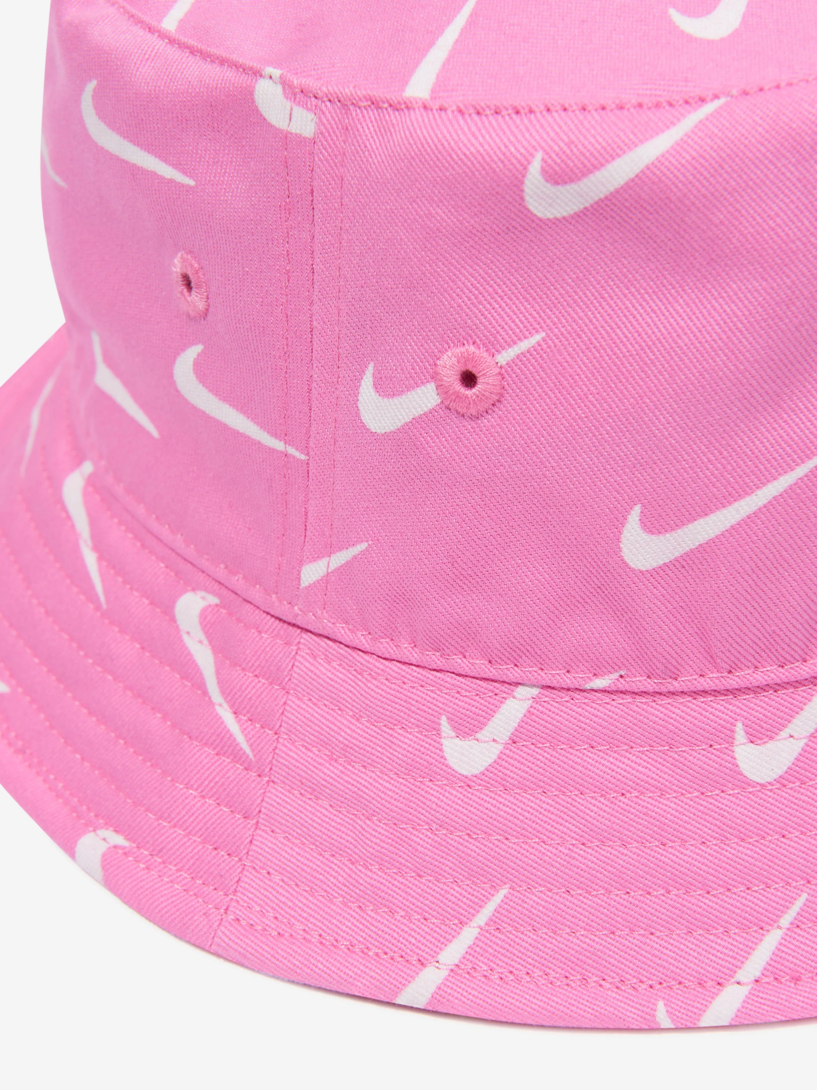 Nike Girls Swoosh Print Bucket Hat in Pink