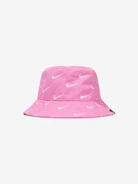 Nike Girls Swoosh Print Bucket Hat in Pink