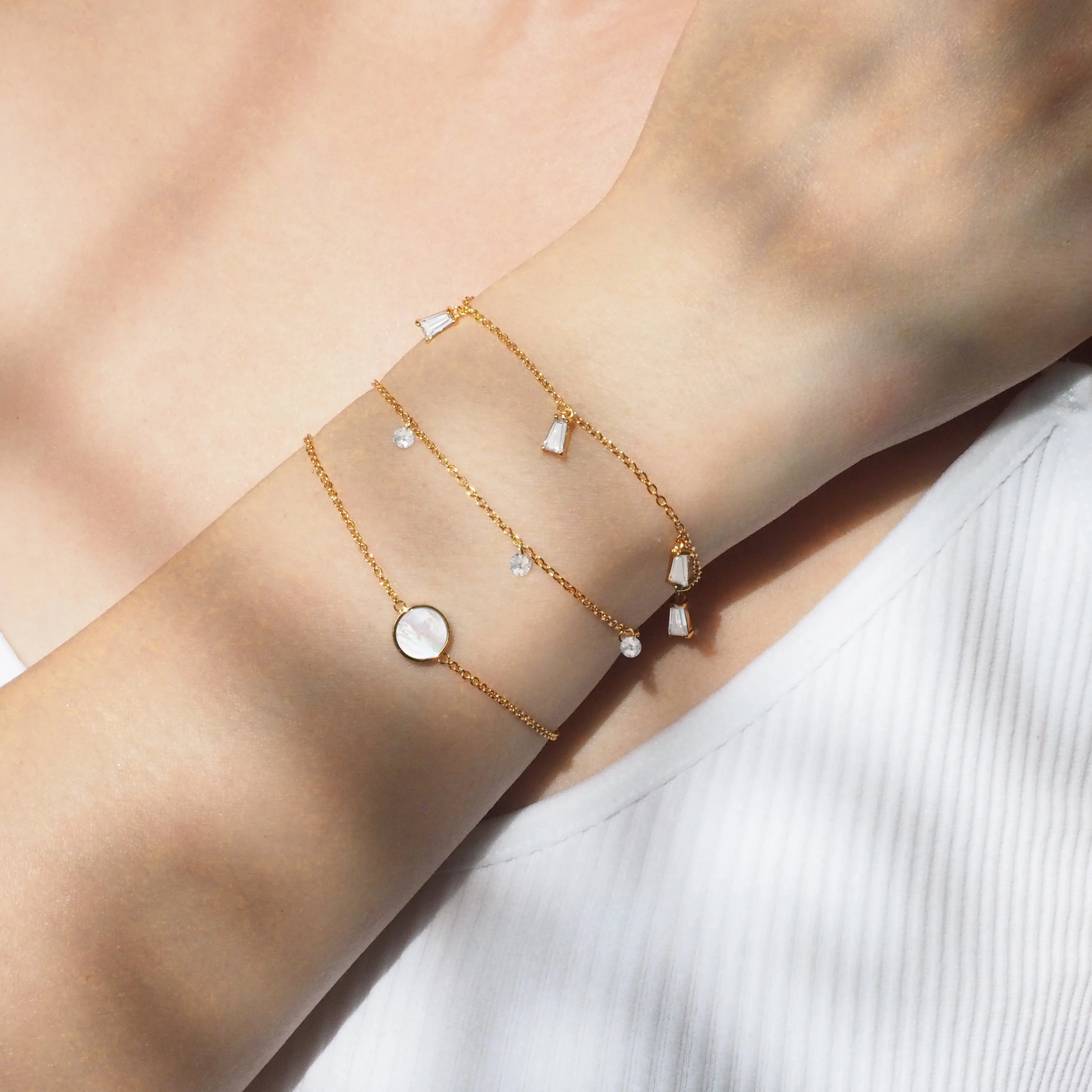 White Mother of Pearl Disc Bracelet